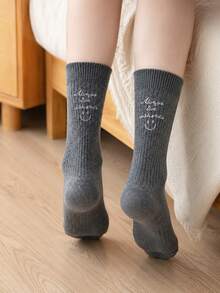 1/2 Paar Damen Minimalistische lächelndes Gesicht Buchstaben AB asymmetrische Mittellänge Socken, lächelndes Gesicht englischer Slogan, minimalistischer Stil, weich und hautfreundlich, geeignet für den Alltag in der Schulanfangszeit, geeignet für Zuhause und Pendeln, Preppy-Stil geeignet für Familienausflüge, geeignet für Bürokleidung, geeignet als Herbst-/Wintergeschenk - Verschiedenfarbig - Übersicht 3