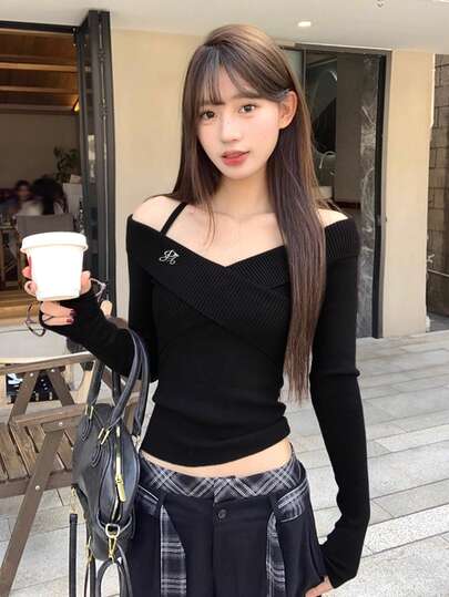 Grey Sexy Style Halter Neck Off-Shoulder Knit Sweater Women Autumn/Winter New Hot Girl Slim Fit Design Long Sleeve Top, Suitable For Winter Christmas Spring Festival New Year Outfit