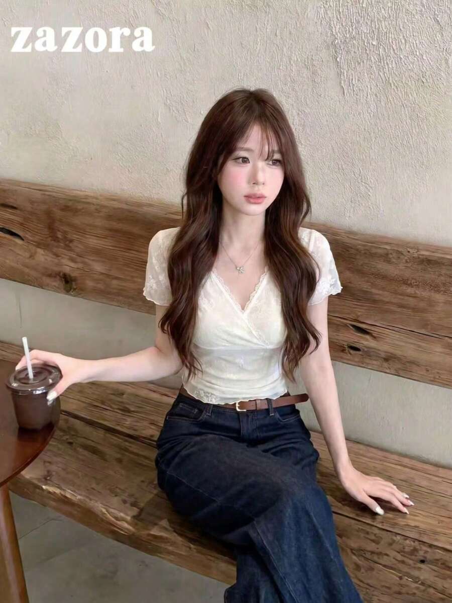 杏色蕾絲拼接V領短袖女款T恤,夏季薄透低彈性修身收腰上衣,成熟風修身顯瘦上衣 - 杏米色 - 查看 1