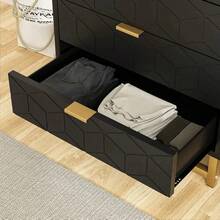 Cómoda Cajonera Moderna con 5 Cajones y Tiradores de Metal Dorado, Mueble de Dormitorio con Textura Geométrica en Relieve y Base de Metal, Ideal para Sala, Recámara o Espacios Pequeños Mueble de Almacenamiento Moderno para Decoración de Interiores - Negro - Ver 8