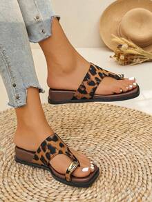Sandal Wanita Model Wedges Sol Tebal Model Baru 2026, Sandal Pantai Slip-On Terbuka Musim Panas yang Cocok Dipadukan dengan Gaun - Motif macan tutul - View 4