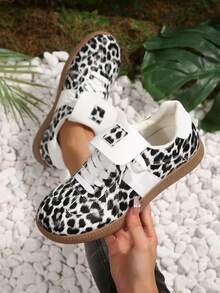 Women's Round ToeThick Flat Casual Sneakers, PatchworkDesign, PU Leather, Black & White,Suitable For Everyday Indoor And OutdoorWear - Black - View 8