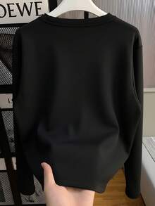 極簡風小 Logo 愛心字母印花修身黑色長袖短版 T-shirt 女款，百搭秋季穿搭 - 黑色 - 查看 3