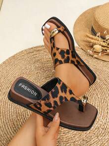 Sandal Wanita Model Wedges Sol Tebal Model Baru 2026, Sandal Pantai Slip-On Terbuka Musim Panas yang Cocok Dipadukan dengan Gaun - Motif macan tutul - View 1