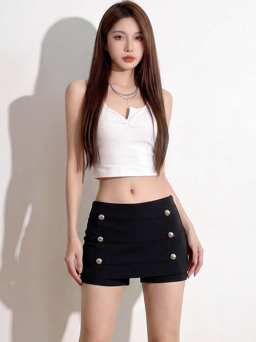 شورتات نسائية قصيرة مستقيمة من قماش محبوك بتفاصيل أزرار، بقصة ضيقة مرنة، Top Dazzle Chic - الأسود - مشاهدة 1