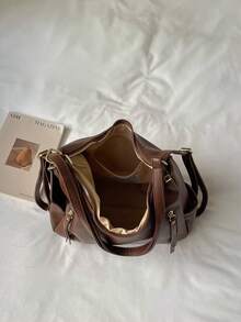 Tas bahu dengan aksesori tempat kartu kecil yang dapat dilepas, penyimpanan multi-saku yang terbagi, desain penutup resleting, panjang tali bahu yang dapat disesuaikan. Bentuk tas minimalis yang santai, mendukung berbagai cara membawa, kapasitas luas, cocok untuk bepergian dan beraktivitas sehari-hari, dengan mudah meningkatkan suasana penampilan sehari-hari. - Coklat - View 8