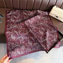 1件女款小尺寸緞面方印花圍巾手帕領巾，可用於頸部、頭髮、細領帶、披肩 - 酒紅色 - 查看 2