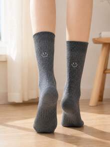 1/2 Paar Damen Minimalistische lächelndes Gesicht Buchstaben AB asymmetrische Mittellänge Socken, lächelndes Gesicht englischer Slogan, minimalistischer Stil, weich und hautfreundlich, geeignet für den Alltag in der Schulanfangszeit, geeignet für Zuhause und Pendeln, Preppy-Stil geeignet für Familienausflüge, geeignet für Bürokleidung, geeignet als Herbst-/Wintergeschenk - Verschiedenfarbig - Übersicht 4