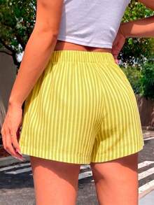 Conjunto de dos piezas, playera y short, playera estampada con diseño de flor hibisco, short corto de rayas en color rosa con blanco, ideal para vacaciones, calor, playa, casa - 2 Playera Negra con Short Rayas Verde con Amarillo - Ver 5