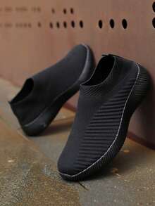 1 Pasang Sepatu Slip-On Jala Ringan Bernapas Warna Hitam Polos - Hitam - View 3