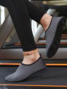 1 Pasang Sepatu Air Ringan dan Bernapas Warna Polos Model Slip-On untuk Pasangan - Grey - View 4
