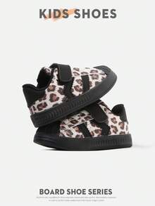 زوج واحد من أحذية رياضية كاجوال مسطحة للأطفال الصغار بطبعة نمر مع إغلاق خطاف وحلقة وأصابع قشرية للاستخدام اليومي وملابس الروضة [اختر حسب الطول الداخلي الفعلي بالسنتيمتر] - الأسود - مشاهدة 5