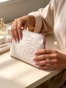 Lancôme Lancome 白色壓花玫瑰化妝包，人造皮革旅行化妝收納袋，便攜耐用，適合個人使用與送禮，LANCOME‑GIFT‑7 - 淺粉色 - 查看 8