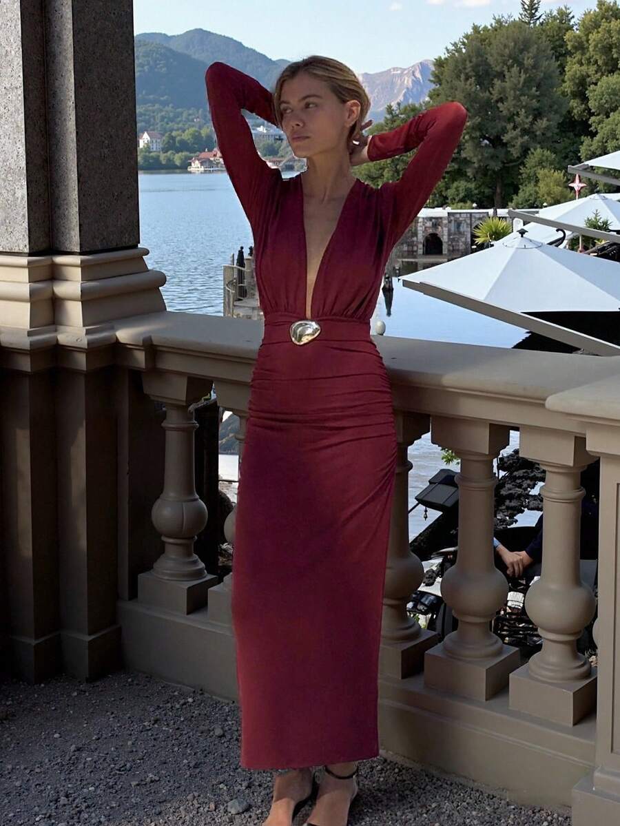 女款優雅性感極簡修身深V領金屬扣腰臀素色針織波爾多紅派對時尚洋裝,秋冬款 - 酒紅色 - 查看 1
