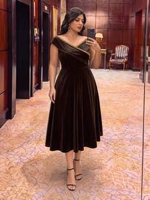 EVERPRETTY Plus Size Autumn Luxury Elegant Rhinestone V-Neck Velvet Brown Formal Evening Dress Suitable For Parties, Dinners And Formal Occasions - Brown - View 1