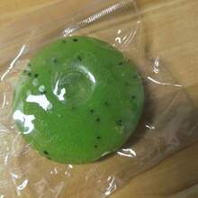 1個 Squishy>Frozen 奇異果奶昔擠壓玩具,慢回彈手工球,亮綠色帶黑色種子點,圓形,透明光澤質感;紓壓與情緒撫慰;適合生日派對、居家、辦公室、校園,四季日常使用 - 彩色 - 查看 9