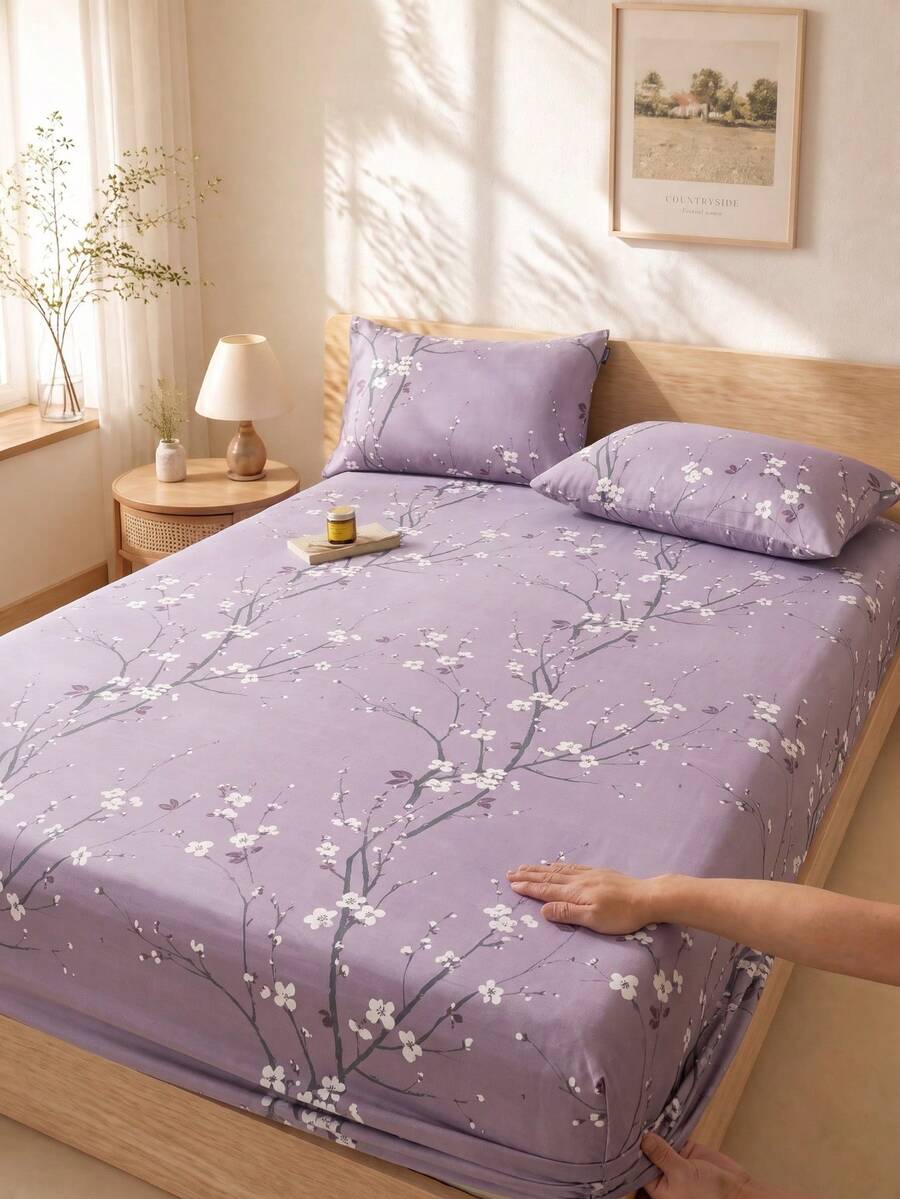 3pcs Set Sprei Fitted Motif Bunga Plum Ungu (Isi Bantal Tidak Termasuk), Set Sprei Fitted Kamar Tidur, Bahan Mikrofiber Halus, Bernapas dan Nyaman, Termasuk 1 Sprei Fitted dan 2 Sarung Bantal (Isi Bantal Tidak Termasuk), Cocok untuk Penggunaan di Asrama Sekolah. - Purple - View 1