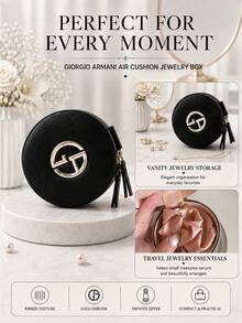 Giorgio Armani Kotak perhiasan Armani berbentuk bantal, 9*9cm, satu buah, ritsleting ganda bertekstur, cocok untuk penggunaan sehari-hari, menyimpan cincin, kalung, dan perhiasan kecil lainnya, juga merupakan hadiah yang bagus untuk teman dan keluarga. - Hitam - View 9