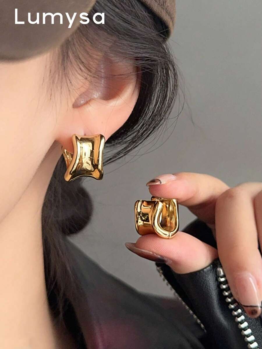 1對極簡主義銅合金拋光彎曲耳夾，適合女性通勤穿搭