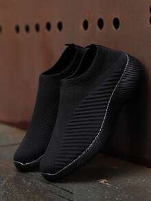 1 Pasang Sepatu Slip-On Jala Ringan Bernapas Warna Hitam Polos - Hitam - View 1