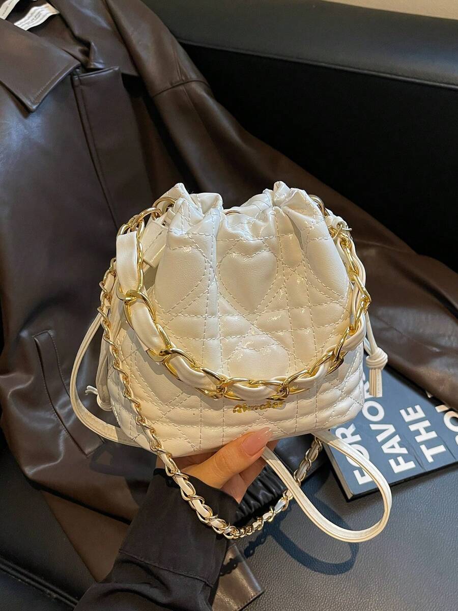 時尚愛心絎縫抽繩水桶包，金屬鍊條手柄，純色百搭單肩斜挎包，適合日常通勤