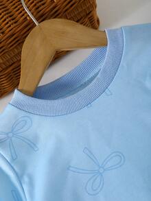 Fresh Korean Style Girls Spring/Autumn 2-Piece Set, Light Blue All-Over Print Bow Round Neck Long Sleeve Sweatshirt, Washed Light Blue Denim Flared Pants With Frayed Hem And Matching Satin Bow, Casual Outfit For Little Girls - Blue - View 4