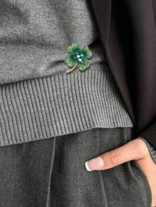 1pc/3pcs Clover Brooch For Women, Luxury Sparkling Rhinestone Pin, Elegant High-End Alloy Rhinestone Brooch, Vintage Exquisite Suit Coat Hat Scarf Decoration Accessory - Green - View 2