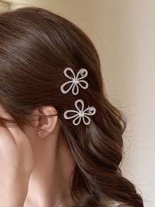2PCS Exquisite Hollow 5-Petal Flower Rhinestone Hair Clips, Sparkling Iridescent Center Crystal Side Bang Clips, Luxury Elegant Women's Date Party Atmosphere Versatile Hair Accessory - Silver - View 3