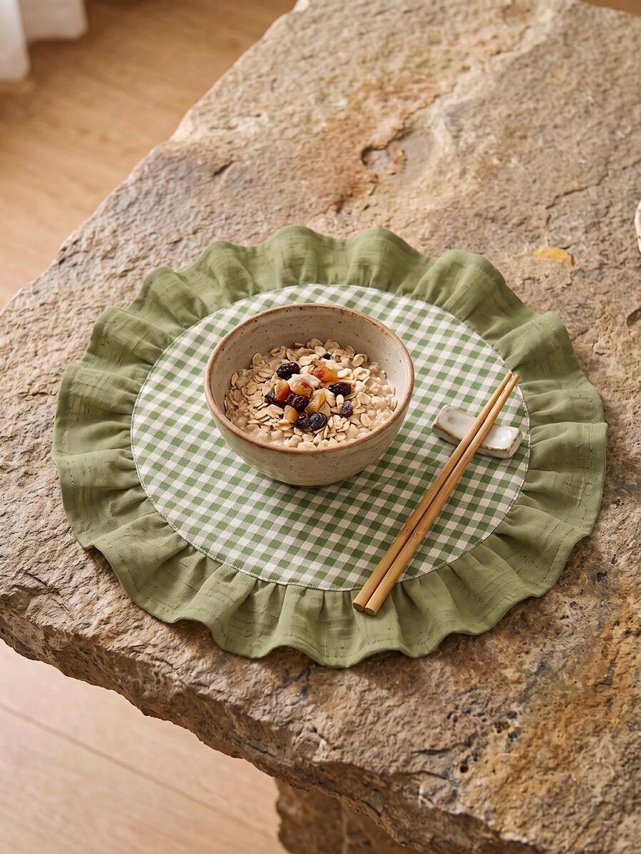 1/2/4/6/12pcs Green & White Small Checkered Pink Ruffle Edge Placemats, Cute Pastoral Style Fabric Material, Round Shape With Ruffle Edge Patchwork Details, Stain-Resistant Tabletop Protection And Decorative Function, Suitable For Daily Breakfast And Cozy Home Decor Scenes - Green - View 1