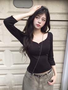 Kaos Hitam Kasual Dasar Lengan 3/4 dengan Kancing dan Kerah Setengah Terbuka - Hitam - View 1