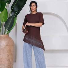 Camiseta Feminina de Cor Sólida com Gola Redonda, Manga Curta e Barra de Renda, Estilo Fashion - Castanho - Visão 9
