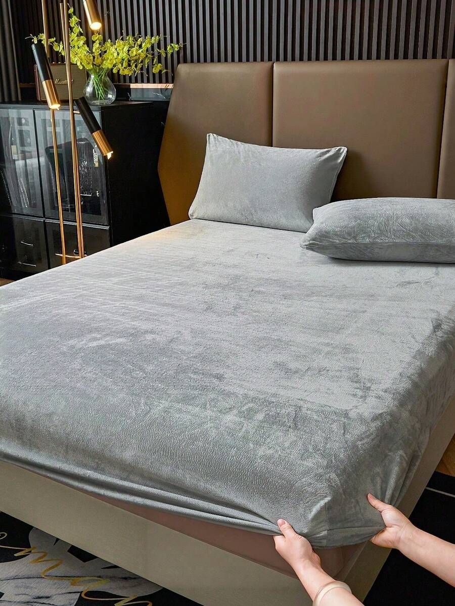 1pc Light Gray Velvet Fitted Sheet, Warm And Soft, Solid Color Flannel, Size Options: Extra Large, Large, Standard Double, Twin. Luxurious Super Soft Comfortable Fitted Sheet, 11.8 Inch Deep Pocket Design, Suitable For Autumn, Winter And Spring. Pillowcase Not Included, Suitable For Dormitory Or Back To School Season. - Light Grey - View 1