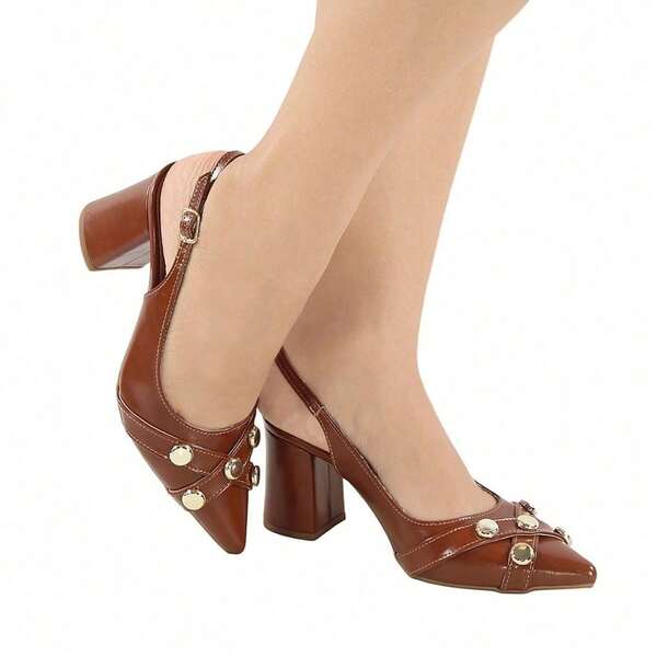 Scarpin Feminino Boton Salto Grosso Médio Confortável com Detalhes Dourados Ajuste de Fivelas