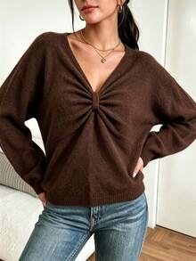 Sweater Rajut Lengan Panjang Kasual Warna Polos Ukuran Besar dengan Kerah V Rendah dan Detail Kerut di Bahu. - Coklat - View 3
