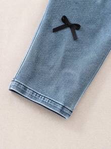 Bộ 2 món cho bé gái: Áo hai dây trễ vai cổ bẻ, đính nơ, tay loe, dệt kim gân, phối cùng quần jeans denim ống rộng cạp chun đính nơ đen - trắng - Xem 9