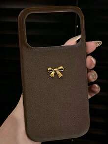 Casing Pelindung Belakang dengan Motif Pita 3D Vintage dan Tekstur Leci Cokelat, Kompatibel dengan iPhone 18 Pro Max, 18 Pro, 17 Pro Max, 17 Pro, 16, 15, 14, 13 Pro Max, 16, 14, 15, 17, Casing Lembut Tahan Guncangan Sederhana - Coklat - View 3