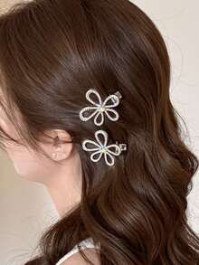2PCS Exquisite Hollow 5-Petal Flower Rhinestone Hair Clips, Sparkling Iridescent Center Crystal Side Bang Clips, Luxury Elegant Women's Date Party Atmosphere Versatile Hair Accessory - Silver - View 5