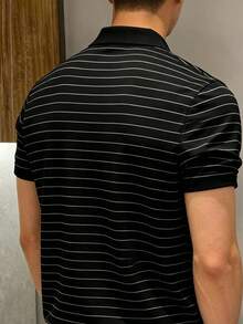 1件男士平滑透氣 Polo 領短袖修身襯衫，黑白條紋，適合戶外運動與休閒穿著，夏季適用 - 黑色 - 查看 3