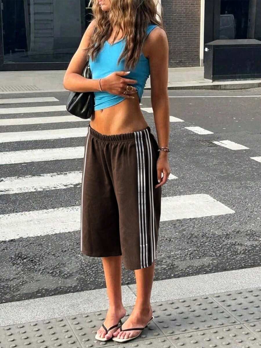 Milalo 女款夏季側條紋短褲，Y2K 運動休閒下著，適合日常街頭穿搭、休閒度假，極簡美學基礎單品，修身版型 - 咖啡棕 - 查看 1