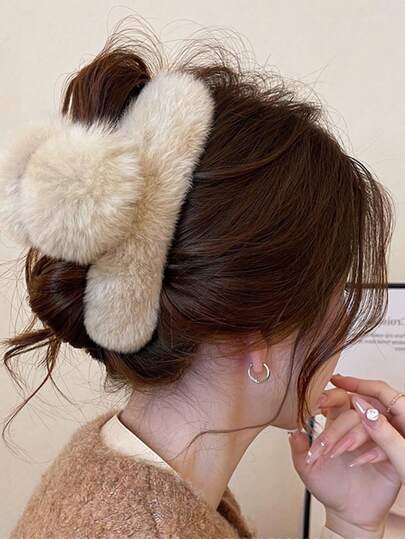 Women's Large Faux Fur Hair Claw Clip, 5.1 Inch Winter Fluffy Plush Hair Clip, Non-Slip Strong Grip Fuzzy Large Opening Clip, Suitable For Thick Long Hair (Cream/Milk Tea Color)