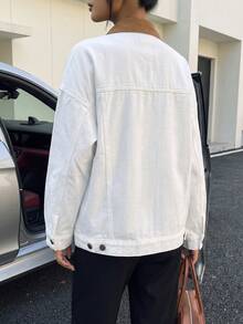 Jaket Denim Berkerah Warna Blok Vintage, Jaket Kasual Lengan Panjang Wanita dengan Bahu Longgar, Desain Banyak Saku, dan Kancing Logam - Putih - View 7