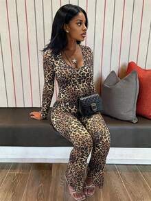 LovelyWholesale Conjunto de dos piezas para mujer con top de manga larga con cuello en V y estampado de leopardo, y pantalones acampanados, atuendos elegantes para otoño y caída - Multicolor - Ver 1