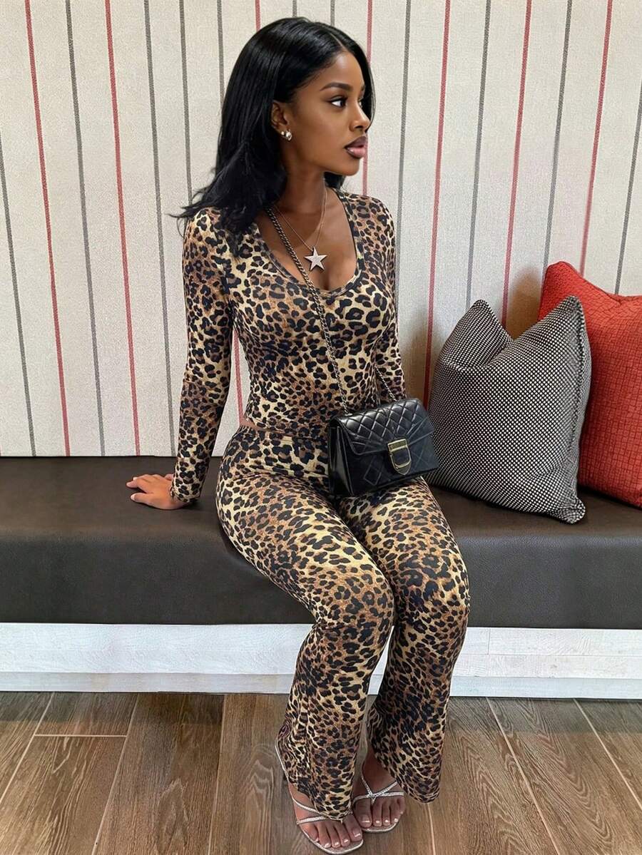 LovelyWholesale Conjunto de dos piezas para mujer con top de manga larga con cuello en V y estampado de leopardo, y pantalones acampanados, atuendos elegantes para otoño y caída - Multicolor - Ver 1