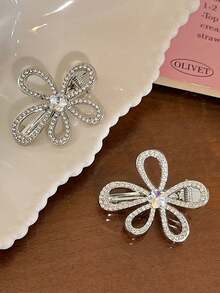 2PCS Exquisite Hollow 5-Petal Flower Rhinestone Hair Clips, Sparkling Iridescent Center Crystal Side Bang Clips, Luxury Elegant Women's Date Party Atmosphere Versatile Hair Accessory - Silver - View 2