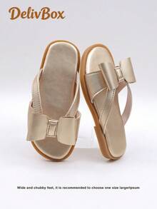 1 Pair Girls' Sandals With Bow Decor, Made Of Glossy PU Material, Comfortable Slip-On Peep Toe Design, No Laces (Slide Style), Flat, Sweet Princess Style, Suitable For Summer Parties And Outdoor Shopping - Gold - View 1
