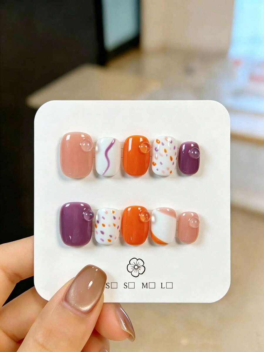 10 Peças Unhas Postiças Feitas à Mão, Unhas Falsas Curtas Quadradas-Redondas, Estilo de Temporada de Formatura de Verão, Blocos de Cor com Pontos Coloridos Assimétricos, Linhas Curvas Roxas + Acentos de Pérolas Transparentes 3D, Minimalista e Elegante, Adequado para Festa, Casamento, Uso Diário, Inclui Ferramentas para Unhas, Presente Perfeito para Mulheres e Meninas - Multicolorido - Visão 1