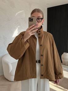 Jaket Wanita Elegan Kasual Warna Cokelat dengan Kerah Tegak dan Kancing Depan, Lengan Panjang, dan Tali Serut di Bagian Bawah, Cocok untuk Kantor, Jalan-jalan, dan Liburan - Coklat - View 4