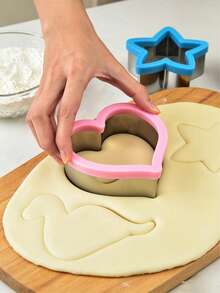 4pcs Sandwich Edge Cutter Mold Set, Sandwich Cutter, Cookie Mold, Fruit & Vegetable Cutter, Bento Box Food Fork, Creative Mold - Butterfly, Dinosaur, Five-Pointed Star, Heart Shape, Suitable For Bento Box, Home Kitchen, Picnic, Camping, DIY Breakfast Baking Mold - - - View 5