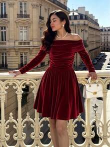 Gaun Pesta Kasual Wanita Warna Polos dengan Bahu Terbuka dan Detail Kerut - Merah - View 3