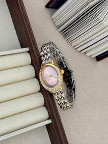 Jam Tangan Quartz Oval Elegan Wanita, Dial Pink Bertekstur, Bezel Bertabur Berlian Imitasi, Tali Rantai Dua Warna Emas dan Perak, Cocok untuk Pesta, Sehari-hari, dan Acara Formal - Perak Emas - View 4